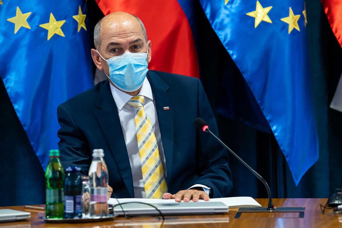 vladaRS's tweet photo. Predsednik vlade @JJansaSDS danes na srečanju s predsednikom Strateškega sveta za digitalizacijo @MBAndrijanic in vodji delovnih skupin. Pogovori predvsem o dosedanjem delu Strateškega sveta za digitalizacijo ter nadaljnjih korakih. https://t.co/zRCEx4qWhQ