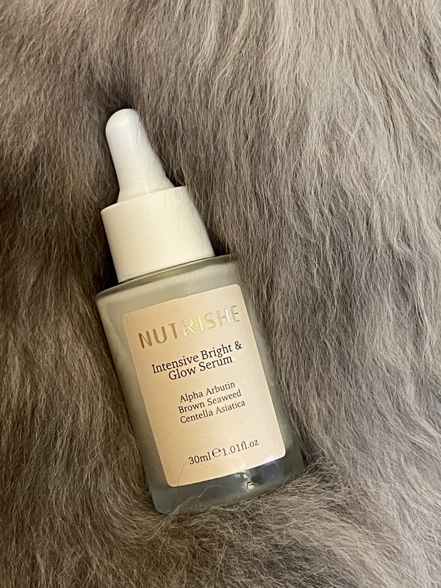 aMrazing's tweet photo. Sekarang giveawaynya:
Cukup retweet tweet aku, follow @nutrisheid, dan reply tweet ini dengan: “MAU NUTRISHE DONG BIAR GLOWING” 

Buat 10 pemenang. Semoga beruntung dan tambah glowing. But seriously, tho, this serum is ✨magic✨

Giveawaynya sampe 6.6.6 ya! 6 juni pk 6 sore! 💝 https://t.co/GHJpTd6NT6