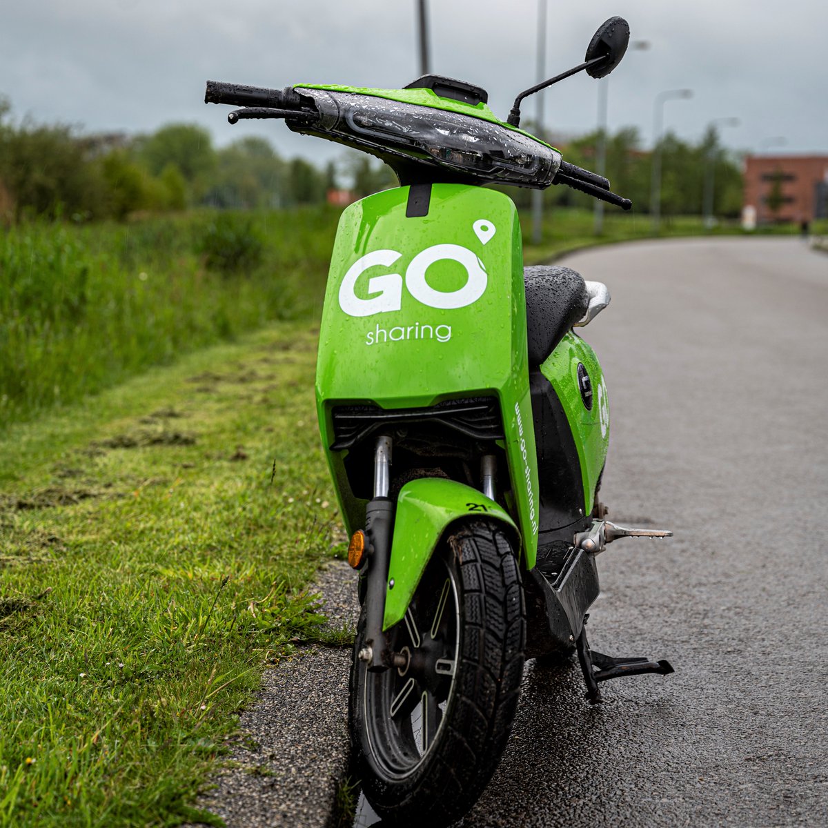 BBOG_Groningen's tweet photo. Tijdens de surveillancerondes van BBOG kom je van alles tegen. Bijvoorbeeld deze eenzame scooter in de regen. Op straat, niet zo slim maar langs de trottoirband, dat dan weer wel! https://t.co/Y5CEMm5SoH