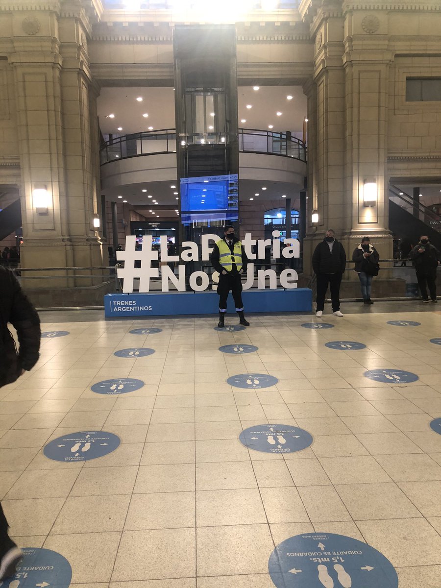 anainesschroh's tweet photo. Llego a constitución y no me puede indignar más este “slogan”, cuando lo único que los une a ellos  es la corrupción y la mentira; no les importa ni la patria ni la gente #AbranLasEscuelas #TrenRoca #YaSeVan #GobiernoDeInutiles https://t.co/x2daP3kHKN
