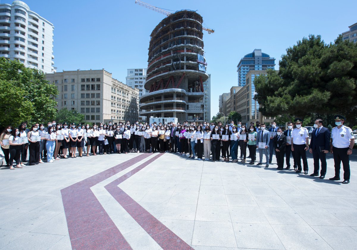 SafarMehdiyev_'s tweet photo. Bu gün #Könüllügömrükçü dəstəsinin üzvlərinə sertifikatlar təqdim etdik. Könüllü hərəkatı çərçivəsində Dövlət Gömrük Komitəsində yüzlərlə gənc biliklərini artırmaq, #gömrük işini dərindən mənimsəmək imkanı əldə edib. Gənclərimizə gələcək fəaliyyətlərində uğurlar arzulayıram. https://t.co/ZrpSAN42Q9