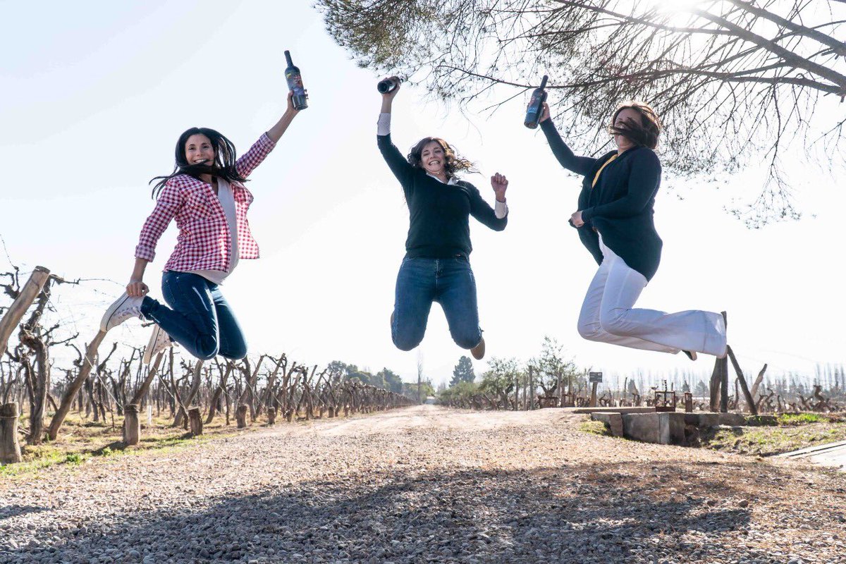PulsoWine's tweet photo. Viernes y ellas lo saben 🍷@mcf81 @Juliahilux
.
.
#FelizViernesATodos #pulsowines #vinoargentino #winesofargentina https://t.co/nYDJorqXWI