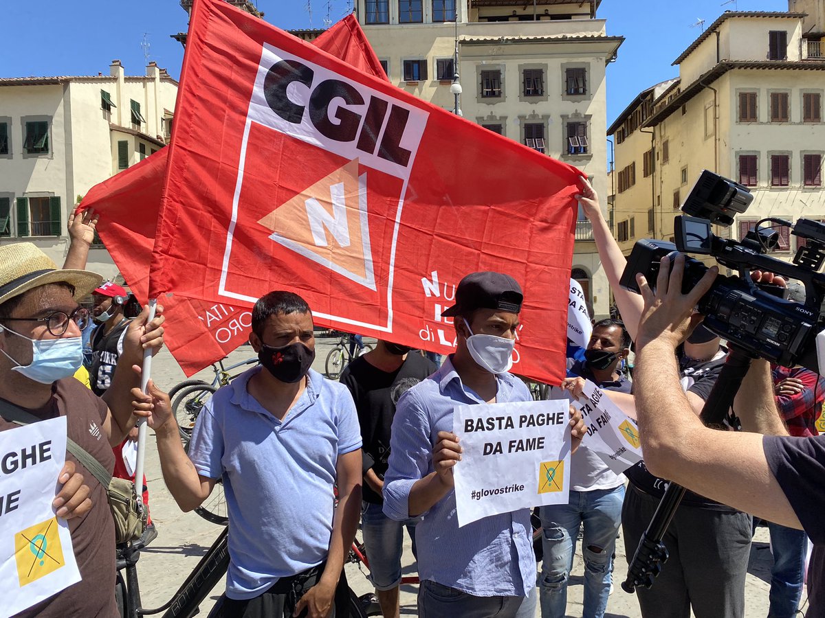 CgilFirenze's tweet photo. #Glovo abbassa le (già basse) paghe cambiando metodo di calcolo dei percorsi: presidio di protesta dei rider e di Nidil Cgil in piazza Santa Croce a #Firenze. “Ripristinare il vecchio metodo, superare il #cottimo e regolarizzare i rapporti di lavoro”
👉 https://t.co/oWEekADRnD https://t.co/MBnYKahIlL