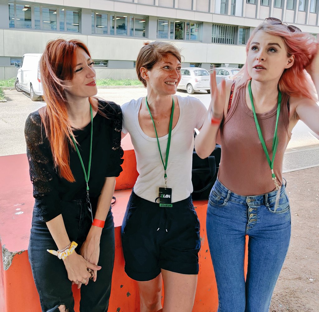 Checkeuse_'s tweet photo. Quand @KAO_svmd nous explique une strat sur W3 avec @Laurebee_  #ZLAN2021 https://t.co/XfvqUgVUdx