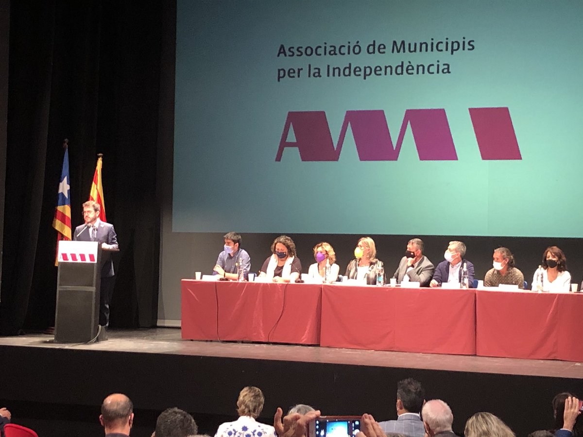 EscobarMayte's tweet photo. Avui Assemblea de l’AMI #Independencia #ercdones https://t.co/2obfd8iwej
