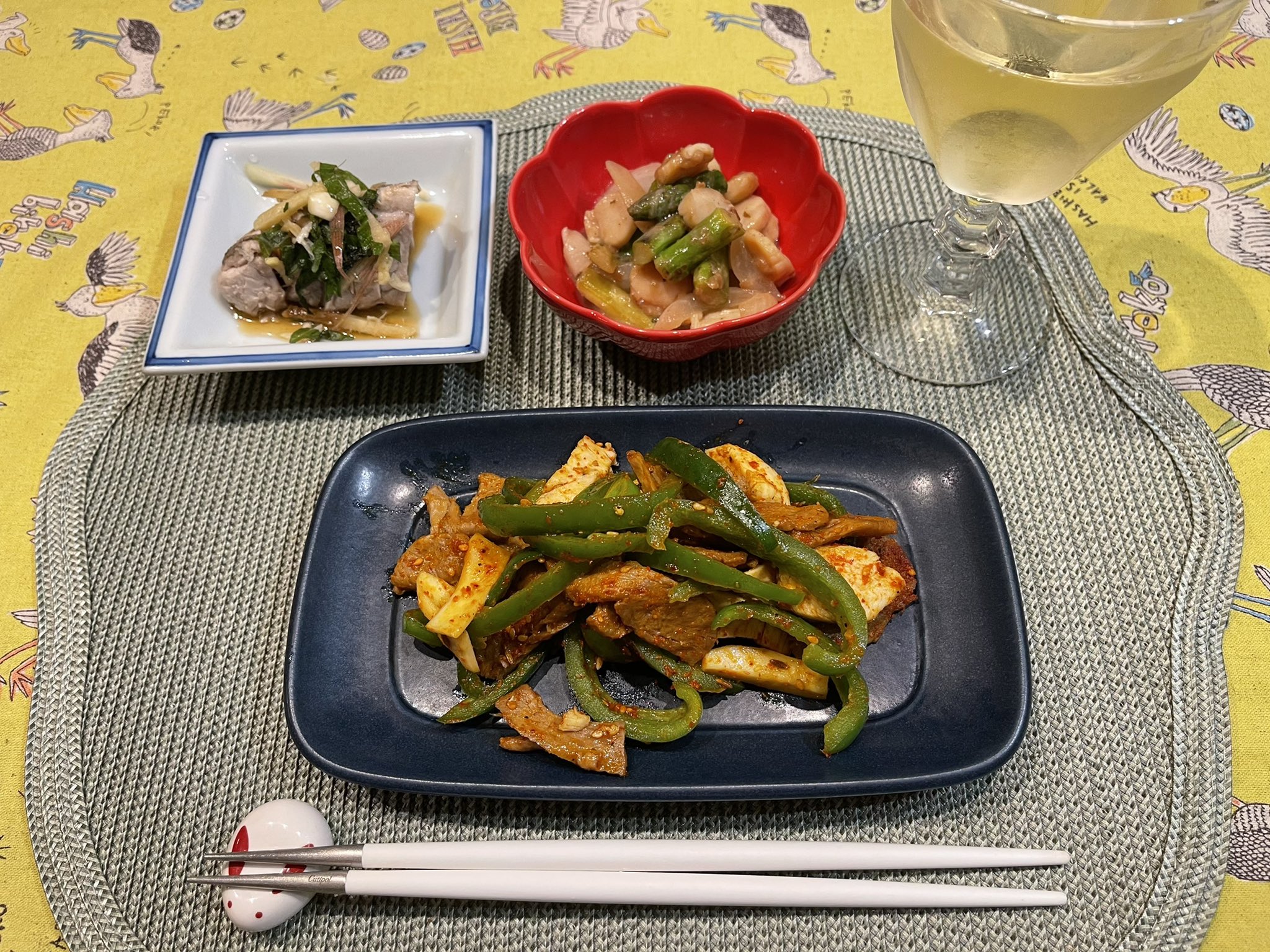 さーしゃ 脂質オフダイエット 今日の晩酌 かつおのタタキ 昨晩の残り ホタテとアスパラと玉ねぎの梅炒め ピーマンとエリンギとささみと大豆ミートの羊名人炒め 白ワインとオールフリー 羊名人は思ったよりあっさりしてた とんでもない匂いに