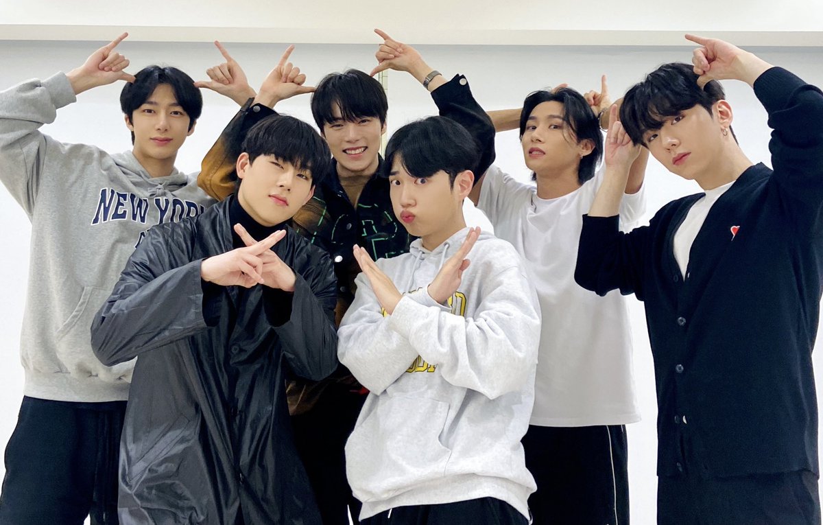 OfficialMONSTAX's tweet photo. 📸
210604 #몬스타엑스
'#땡깡'님과의 사진 도착 💌

핫한 땡깡님을 만나 
같이 춤을 출 수 있어
행복한 ���간이었습니다 🥰❤️

#MONSTAX #MONSTA_X
#One_Of_A_Kind 
#GAMBLER #갬블러 https://t.co/4QnU1UtHqu