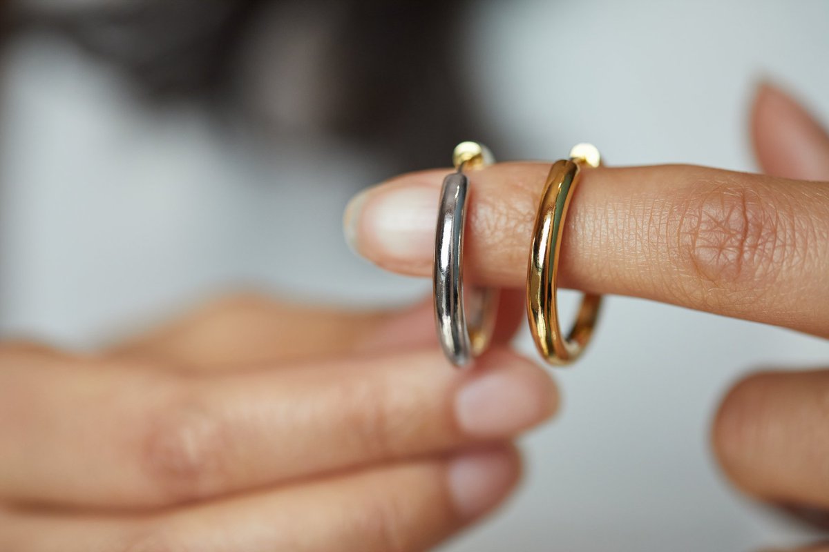 Bholanilondon's tweet photo. Reversible hoops💫
Same earrings, 2 colours
@ a friend who would love these 

Beji illusion hoops©️™️ can be worn as both gold and silver by flipping and wearing them back to front. 2 earrings in one.
Available in two sizes; medium &amp; large (medium shown) https://t.co/0nBK7rTGBy https://t.co/BqVnHYW457