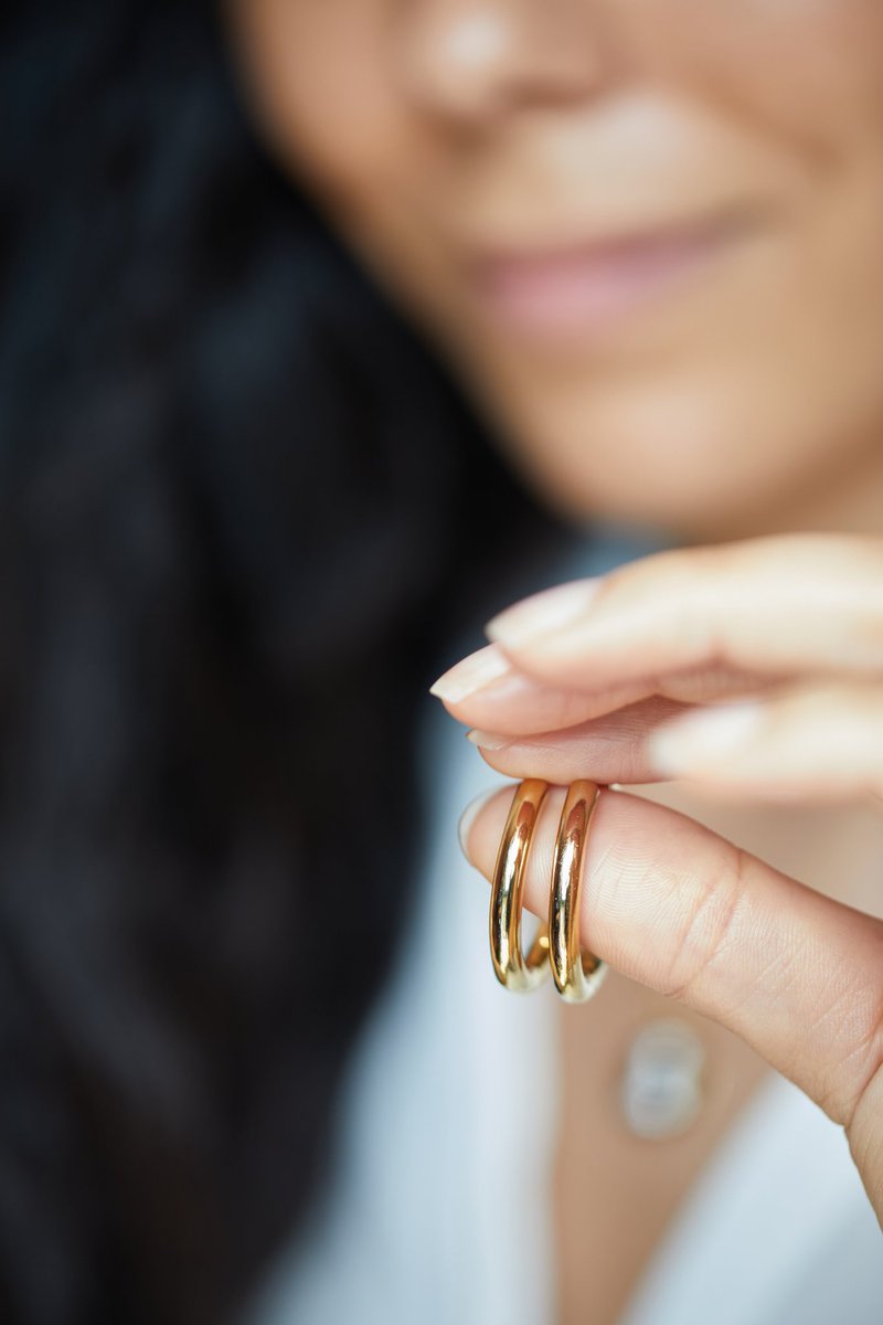 Bholanilondon's tweet photo. Reversible hoops💫
Same earrings, 2 colours
@ a friend who would love these 

Beji illusion hoops©️™️ can be worn as both gold and silver by flipping and wearing them back to front. 2 earrings in one.
Available in two sizes; medium &amp; large (medium shown) https://t.co/0nBK7rTGBy https://t.co/BqVnHYW457