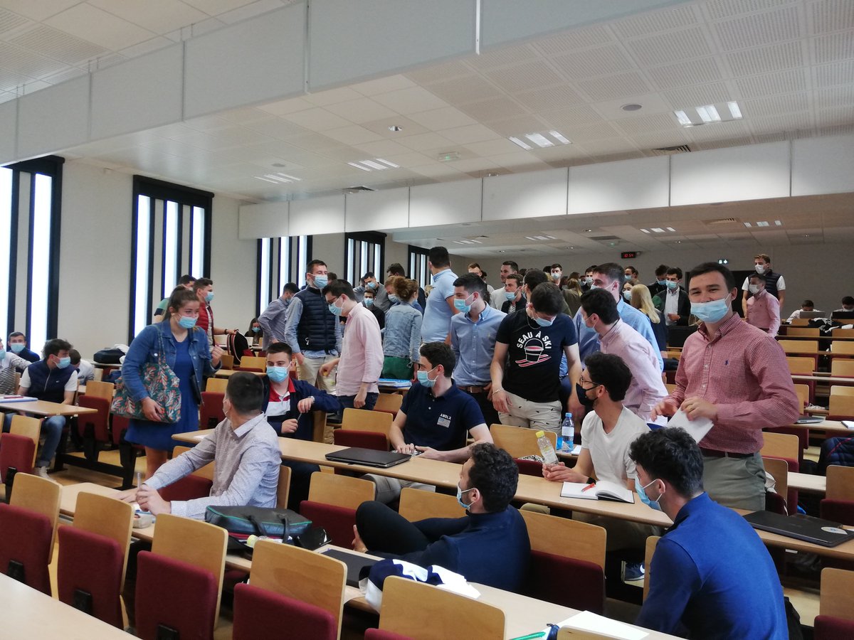 AGRICADRE_ESA's tweet photo. 🎊🛎️Fin de parcours en amphi pour les étudiants #Agricadre @Groupe_ESA @Alumni_ESA sympathique chahut et gentille attention fleurie avant les soutenances de #MFE! Merci à tous et bel avenir pro👋 https://t.co/SBVxlPWEw2