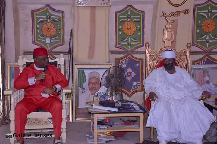 Pro_Masses's tweet photo. If a sitting Vice President @ProfOsinbajo will stand on his feet out of respect to talk before Emir of Bauchi, what stopped @realFFK from doing so?
Don't bring culture because both of them are Yoruba and have been in government.

Arise TV Tompolo Gumi Deborah  Femi Adesina https://t.co/Op38Qe36LK