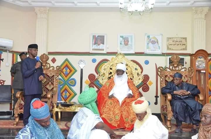 Pro_Masses's tweet photo. If a sitting Vice President @ProfOsinbajo will stand on his feet out of respect to talk before Emir of Bauchi, what stopped @realFFK from doing so?
Don't bring culture because both of them are Yoruba and have been in government.

Arise TV Tompolo Gumi Deborah  Femi Adesina https://t.co/Op38Qe36LK