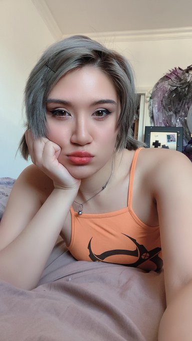 2 pic. Oh noes my gigantic butt is gonna squish youuuu https://t.co/NoHwWw3XRB