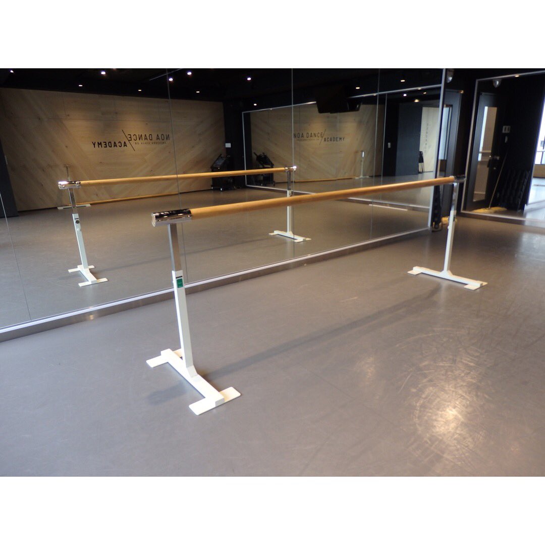 _Noahstudio_'s tweet photo. 【 #レンタル品情報 】
ノアスタジオ新宿店ではバレエバーのレンタルを無料で行っております🩰

当店のS8(12帖)、L3(21帖)、L4(22帖)、7A(76帖)、7B(44帖)の合計5部屋はリノリウムの床となっておりますのでバレエ利用に最適です🙆‍♀️

ぜひご利用くださいませ！ https://t.co/3lIgBC2rAD