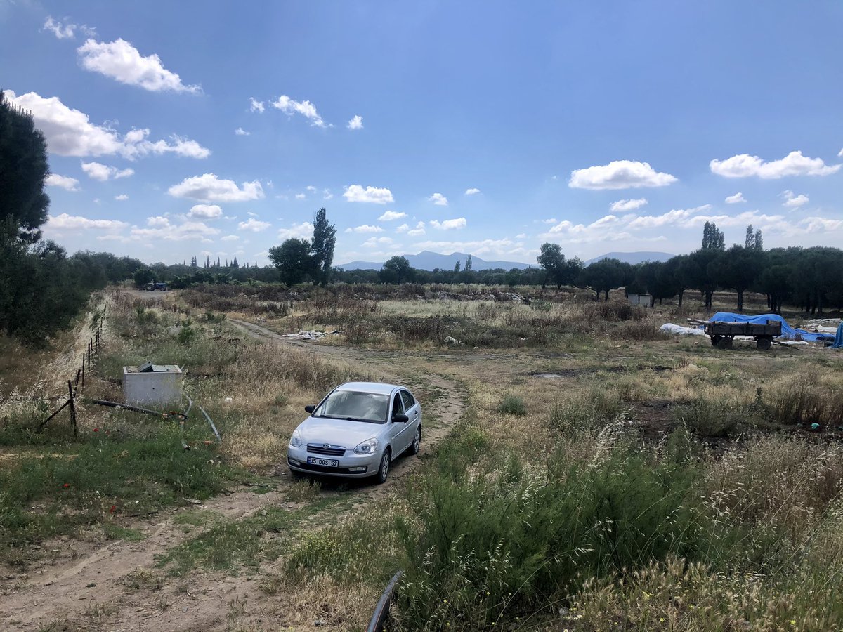 Bergama Ayaskent mah.izsu pompalarının civarı çöplük halindedir.
Bilgilerinize.