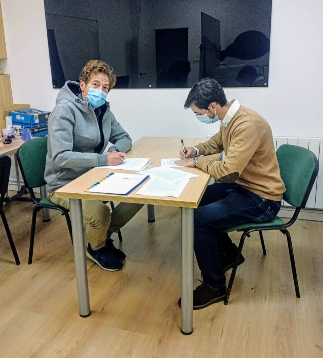 fundacionronsel's tweet photo. Seguimos apoyando a #emprendedores y #pymes de #Galicia. 

En este caso a través del programa de #MicrocréditosSociales que @ybspain y @endesa han puesto en marcha para apoyar a negocios afectados por la crisis del #Covid19. https://t.co/SHi6tuXuho