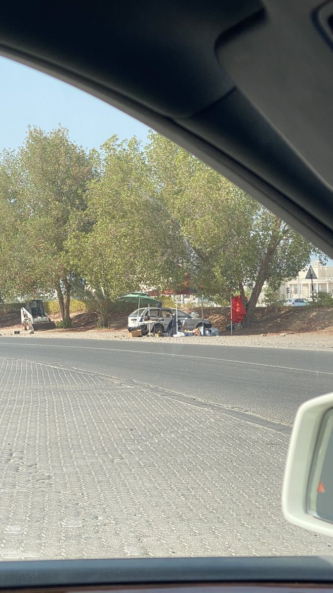 amj000d's tweet photo. بالقرب من محطة شل بالموالح،مقابل ماكدونالز،تقف هذه المرآة العمانية الشامخة على الرغم من درجات الحرارة العالية جداً لتبيع ما تيسر من التمور والفواكه والخضروات،أتمنى ممن يستطع الشراء منها أن يتجه إليها في أسرع وقت لنخفف عنها قليلاً ونساهم في شراء كل المعروض لتعود إلى منزلها مبكراً https://t.co/mbNmyampUo