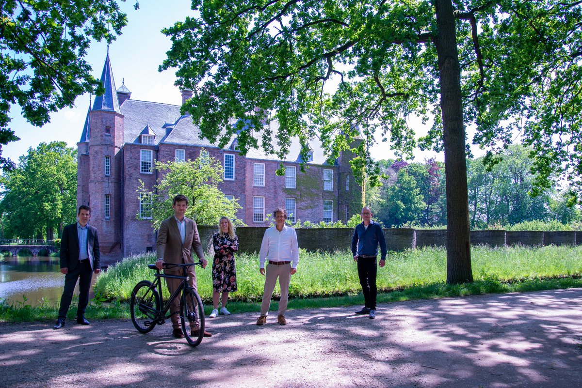 StichtseVecht's tweet photo. 🚲 Wethouder @dijk_maarten ontving op Wereldfietsdag van @NBTC en @FietsnetwerkNL een nieuwe 40 km lange kastelenfietsroute die @slotzuylen en @kasteeldehaar met elkaar verbindt en ook langs bijzondere buitenplaatsen voert, zoals #Doornburgh.
🚴♀️ Route: https://t.co/PjSJ1mecRI https://t.co/gFtNjzNbdC
