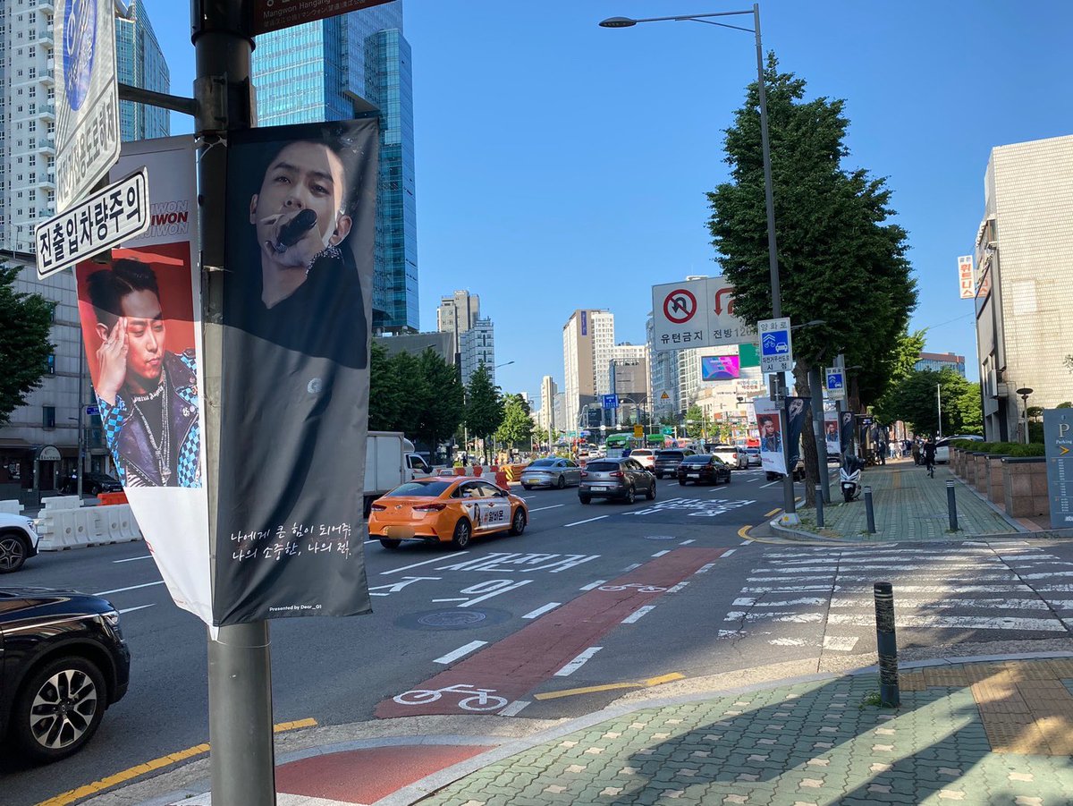 Dear__G1's tweet photo. 🌷EUNJIWON ROAD 🛣

지원로드 설치완료🥰

위치: 합정역 2번 출구~ YG 방면

#은지원 #EUNJIWON #殷志源 #G1 #TCCIC https://t.co/sl0JZGbCLR