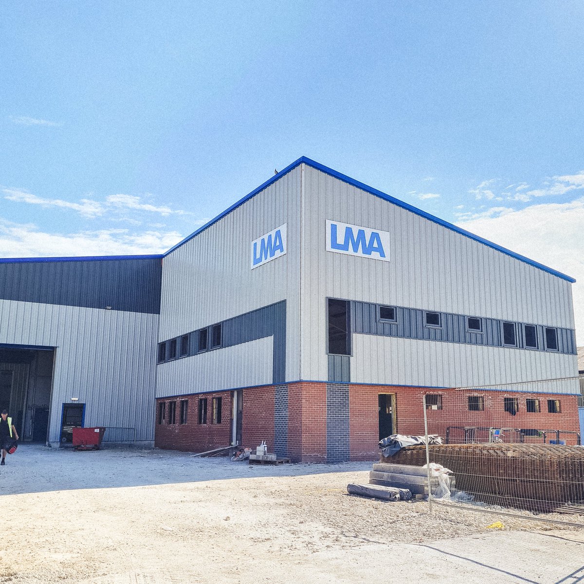 lmaservicesltd's tweet photo. LMA HQ is coming along nicely, the warehouse section is now complete and this month will mark the connection of the solar panels, and hopefully the near completion of the offices. We can't wait to move in!
#construction #newbuild #offices #warehouse #lma #ukmanucturer #inprogress https://t.co/wKtOvLUQGz