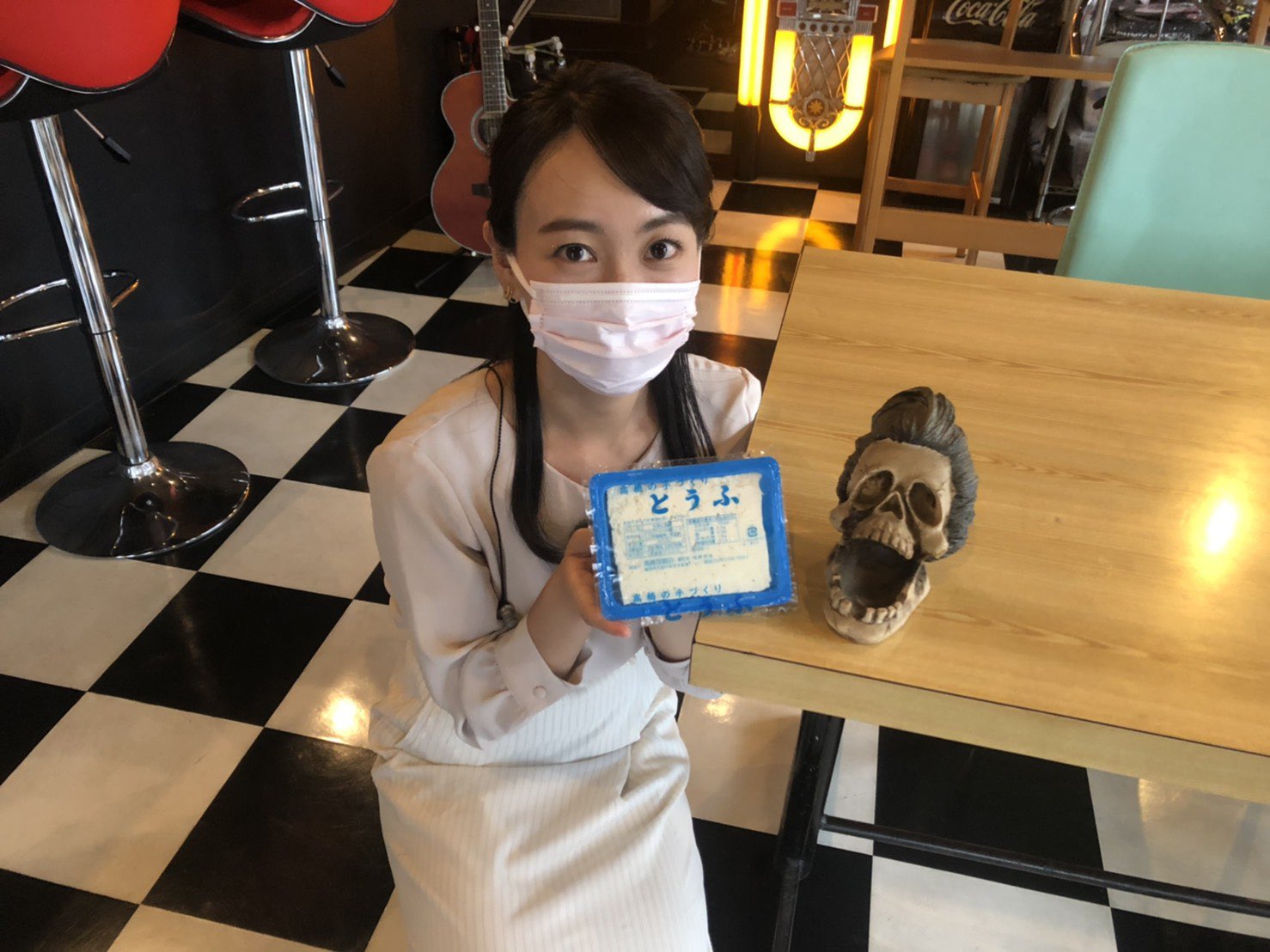 小野紗由利 福島中央テレビ アナウンサー きょうの中継で行った 本宮市 のお店 見た目は昔ながらの普通のお豆腐屋さん でも中入るとビックリ笑 ロックンロール 店主はブルーのリーゼント笑 店内も骸骨の装飾 だらけ でも店主がつくる料理は繊細