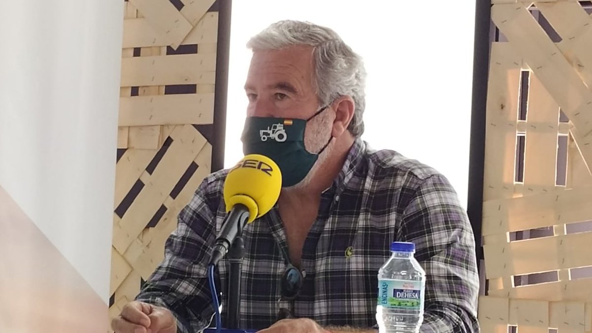 SER_Murcia's tweet photo. Santiago Martínez: "La agricultura es uno de los sectores más beneficiados de las energías renovables" #EncuentrosSERMurcia #DíaMundialdelMedioambiente #SoltecEnvironment https://t.co/1XRCacMBit @SoltecTrackers https://t.co/WgZ9hwwaRi