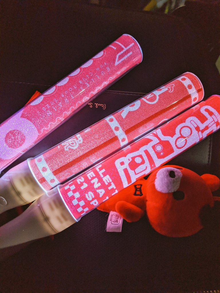 cho_train244's tweet photo. 初日のみだけどめちゃめちゃ良かった！超特急味わうのも久しぶりだったけど、やっぱ乗車するといいな(*^^*)驚くほど会った人と写真撮らないという日だったけど楽しかったです！ペンラに下敷きにされるクマしか写真ない（笑） https://t.co/soJPUO0Pyo