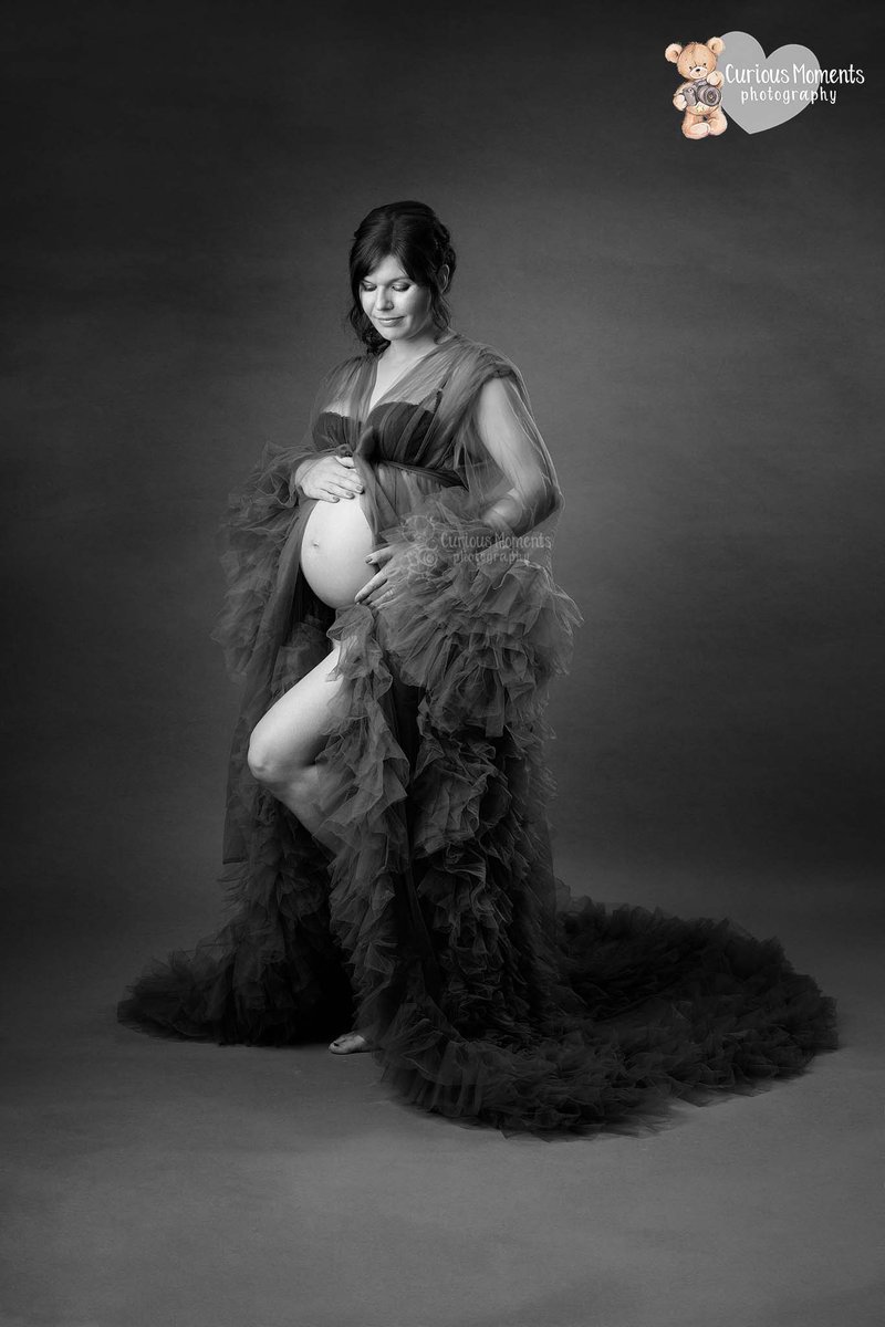 Curiousmoments's tweet photo. Look at how beautiful Jenny and her baby bump is! And this gown is just so fluffy and gorgeous 😍
But which do you prefer - Colour or BW? 🤔
#babyshower #pregnantbump #maternitylife #maternitypics #stclears #photoshoot #threebestrated #swansea https://t.co/dhL4fqQqo4