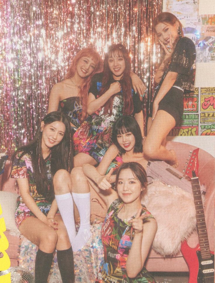 IDLEXTOGETHER's tweet photo. hi !!! i'll be posting vids, pics and edits of @G_I_DLE and @TXT_members !! pls rt to spread the word and follow me if u want to help me supporting (g)i-dle and txt !<3 https://t.co/cTCPIpcaWI