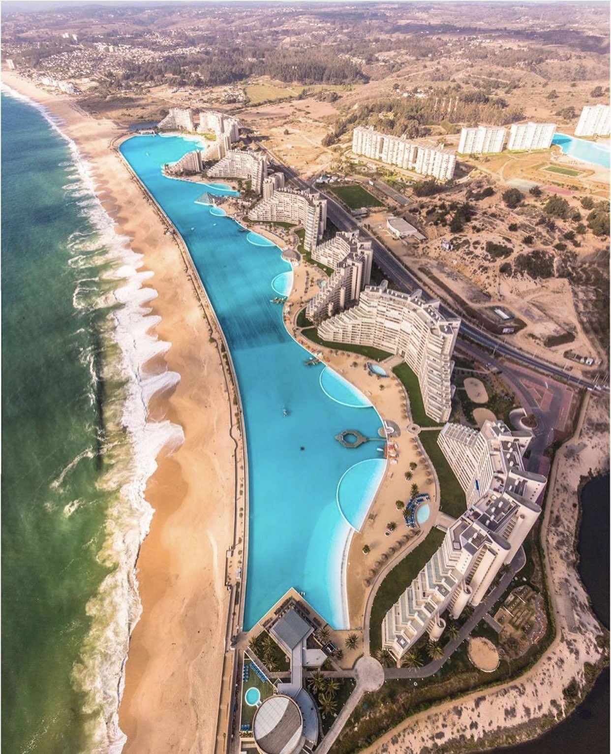 前田勇矢 チリにある San Alfonso Del Mar のプールが大きすぎて最高 全長1000mの 世界一大きい プール があるホテル 世界ギネスにも登録されてる場所で様々なアクティビティが体験できる 男4人とかで行けたら絶対楽しい T Co