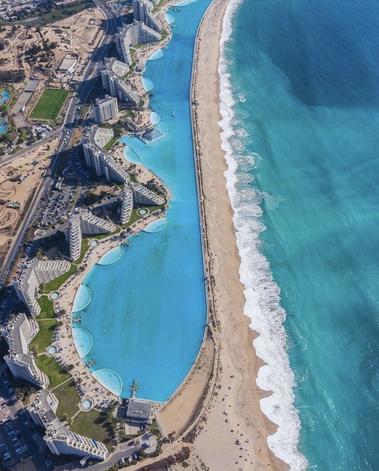 前田勇矢 チリにある San Alfonso Del Mar のプールが大きすぎて最高 全長1000mの 世界一大きい プール があるホテル 世界ギネスにも登録されてる場所で様々なアクティビティが体験できる 男4人とかで行けたら絶対楽しい T Co