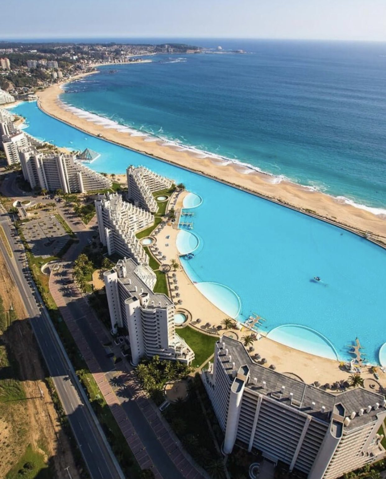 前田勇矢 チリにある San Alfonso Del Mar のプールが大きすぎて最高 全長1000mの 世界一大きい プール があるホテル 世界ギネスにも登録されてる場所で様々なアクティビティが体験できる 男4人とかで行けたら絶対楽しい T Co