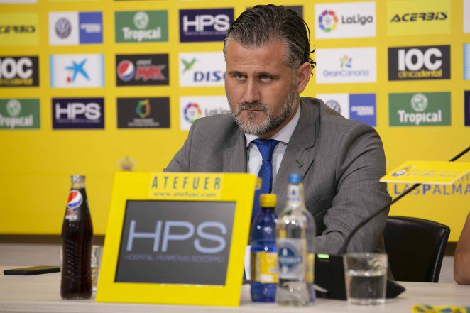 Ya es oficial. Llevaba días trabajando en las oficinas de Pasarón, después de unas negociaciones largas en las que hubo acercamientos y desavenencias. Hoy, el <a href="/PontevedraCFSAD/">Pontevedra CF 🦴</a> ha anunciado que Toni Otero sustituye a Roberto Feáns como director deportivo. Será presentado el lunes