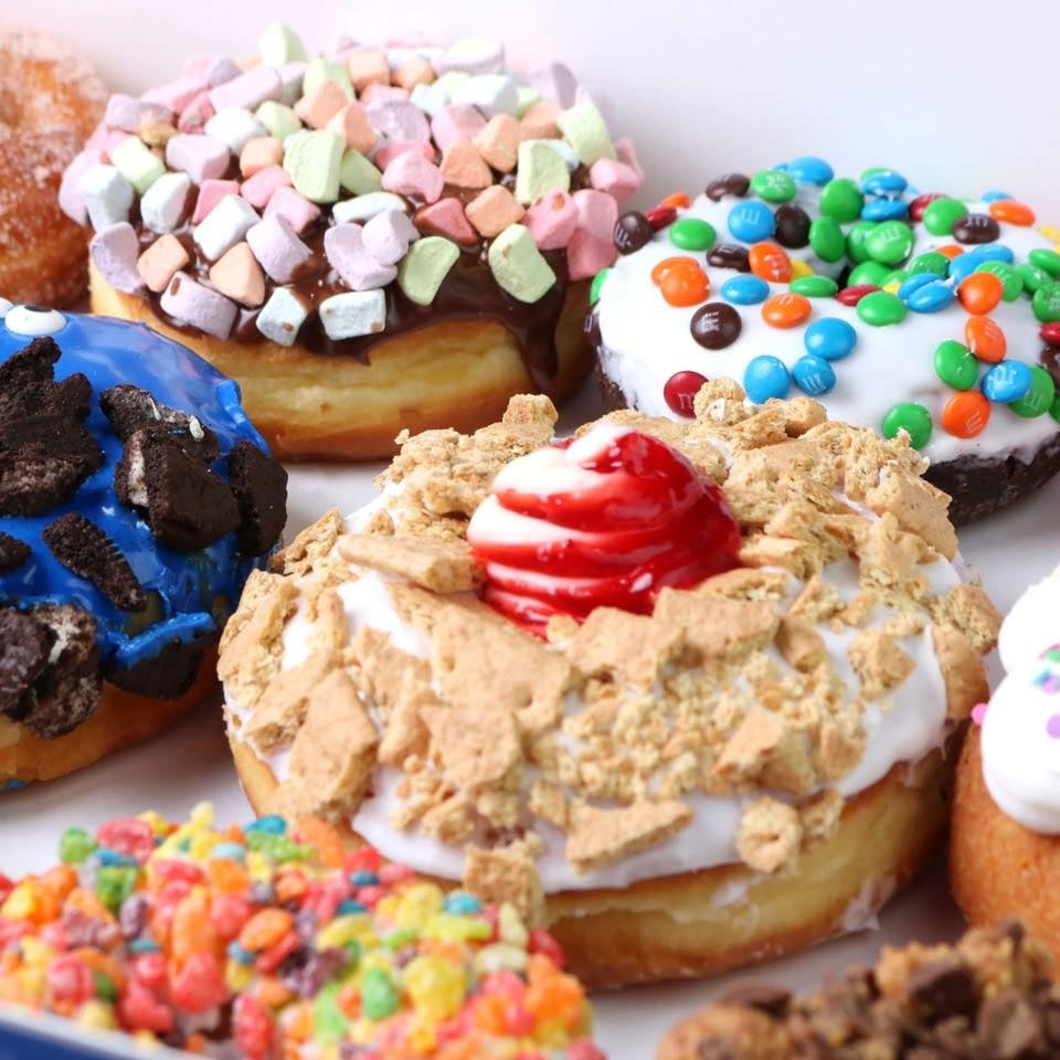 PostOakApt's tweet photo. Do-nut miss out on a-glaze-ing donuts from our friends at @HurtsDonutNormanOK, the perfect way to celebrate #NationalDoughnutDay!

📸: @HurtsDonutNormanOK

#normaneats #normanfoodie #donutday https://t.co/d2FnlLZjtd