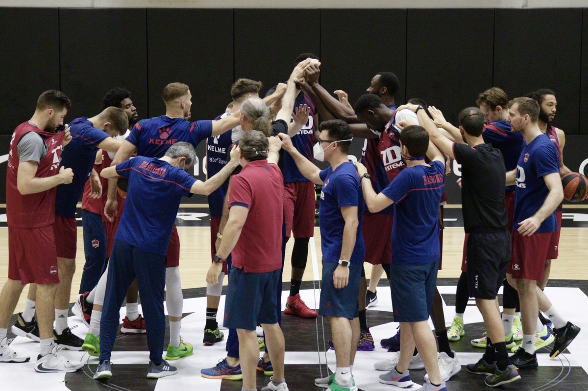 Baskonia's tweet photo. 𝐌𝐈 𝐄𝐐𝐔𝐈𝐏𝐎 💙❤️

#GoazenBaskonia #LigaEndesa https://t.co/oI5ckiDRFj