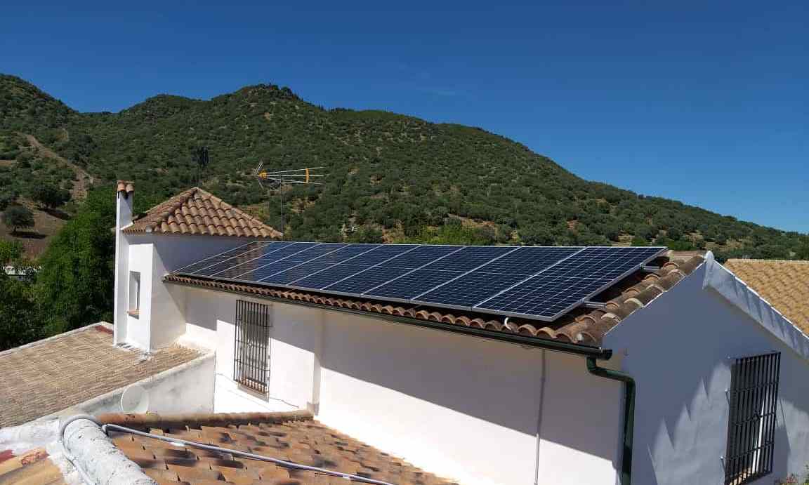 AzulyVerde_'s tweet photo. Terminamos trabajo en nuestra Córdoba, esta #InstalaciónSolar☀️ de #Autoconsumo permitirá a este cortijo cordobés generar su propia energía ⚡y poder afrontar la subida de su factura eléctrica 💡.
¡Que paséis un buen fin de semana!✌️
#PlacasSolares #EnergíaLimpia #AzulyVerde https://t.co/4RkdgF8fYk
