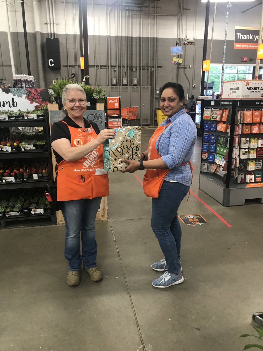 Mohanie our Head Cashier at 2506 presenting Stacia with a beautiful going away gift...she has been training in our store this week...Stacia is an amazing Associate and lives the Home Depot Values! Wish we could keep her!!! @jasonbaker01 ⁦@Alexis_3323⁩