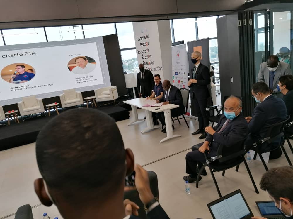 SyllaAbou's tweet photo. La signature par M. Didier Kla Direction Orange Business et Broadband et M. Denis Motte, président de la @FrenchTechAbj de la charte de la French Tech Abidjan dans le but d'officialiser le partenariat franco-ivorien. #ODC #OpérateurDigitalEngagé https://t.co/UyKN0UnnX7
