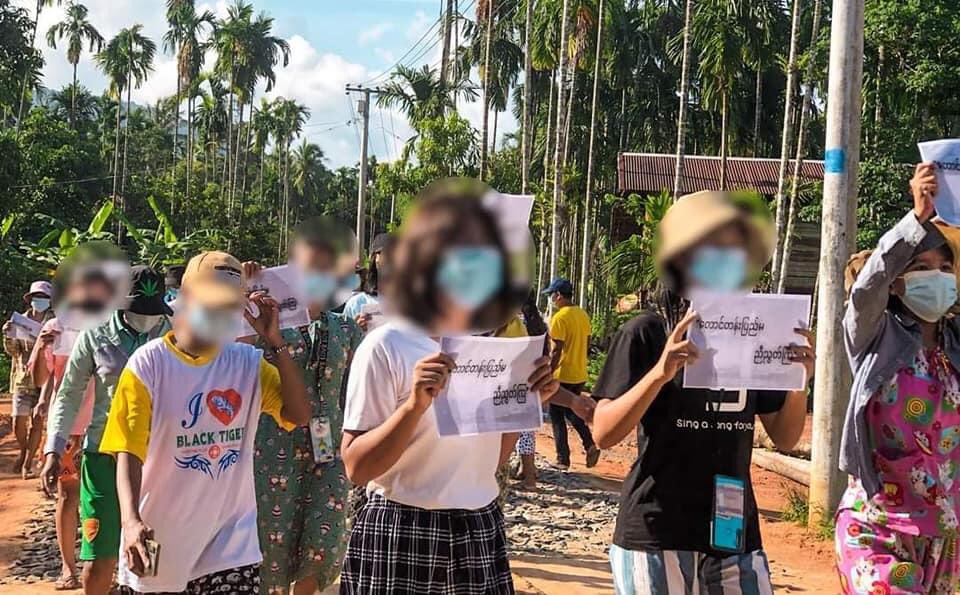 On the evening of June 4, the protesters in Launglon Township staged a protest calling for the unity between Burmese Majorities and all ethnic groups. #LessTalkMoreActionsASEAN #WhatsHappeningInMyanmar #June4Coup #MilkTeaAlliance