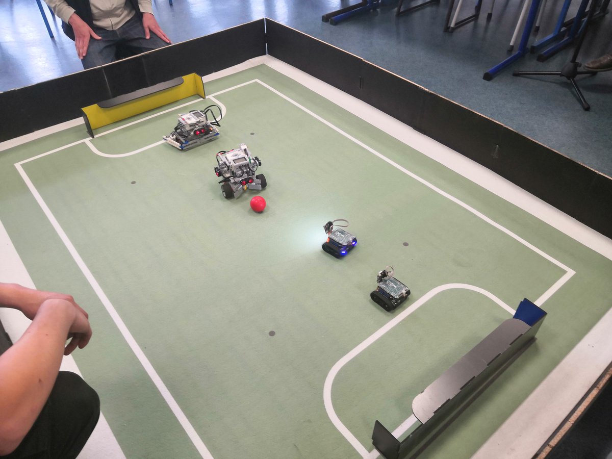 SII_Versailles's tweet photo. La robocup junior ligue soccer est au lycée Van Gogh d'Aubergenville #robocupjr #RobocupJuniorIDF https://t.co/0O8QbMMnou
