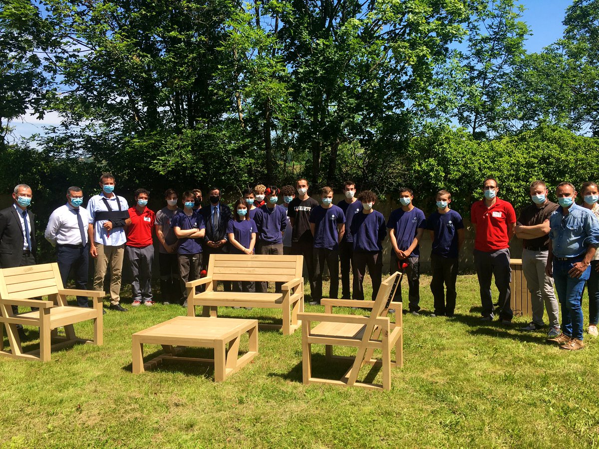 academielyon's tweet photo. Le recteur @DugripOlivier s’est rendu au LP B.Thimonnier (69) pour découvrir le mobilier extérieur en châtaignier réalisés par les élèves pour l’entreprise #coforet. Un travail de très grande qualité tant technique qu’esthétique. L’excellence de la #voieprofessionnelle ! https://t.co/WwRL7ode9x