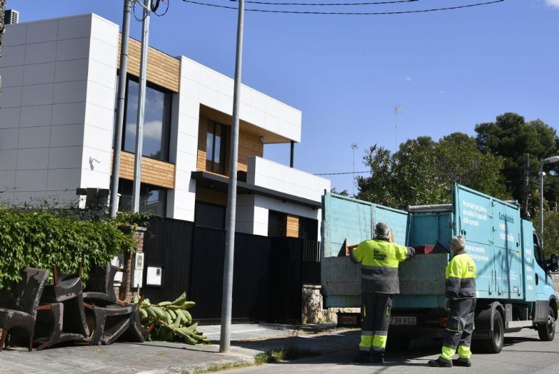 AjCastelldefels's tweet photo. 👮♀️👮La @PLCastelldefels comença a multar pel mal ús del servei #BarriNet a #Castelldefels♻️
🚨Després d'un període d'informació i advertiment, el cos policial local inicia la sanció a aquelles persones que no compleixen l'ordenança municipal
➕ℹ️: https://t.co/DBPfZ2R9ES https://t.co/24PFRzcuZZ