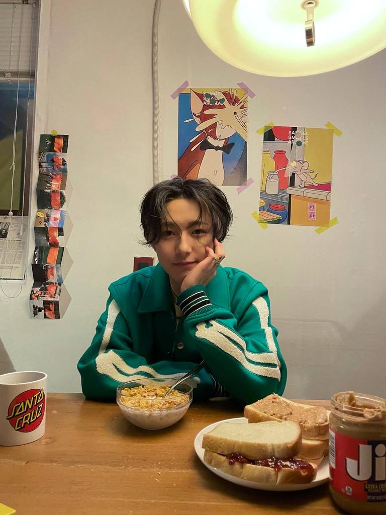 reenjurn's tweet photo. Good day everyone! I've been closing the gate for way too long so I decided to open it &amp; welcoming every single soul who wants to come &amp; be my friend (esp my 22 other members) so come &amp; make yourself at home! I have a bunch of foods over here. 

Pst, a RT is much appreciated! https://t.co/KUxt46UCWF