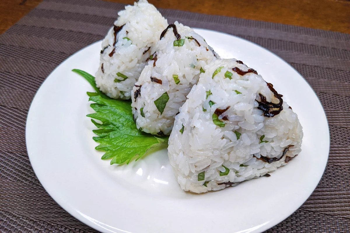 塩昆布と大葉がごはんと凄く合いそう！絶品おにぎりレシピ！