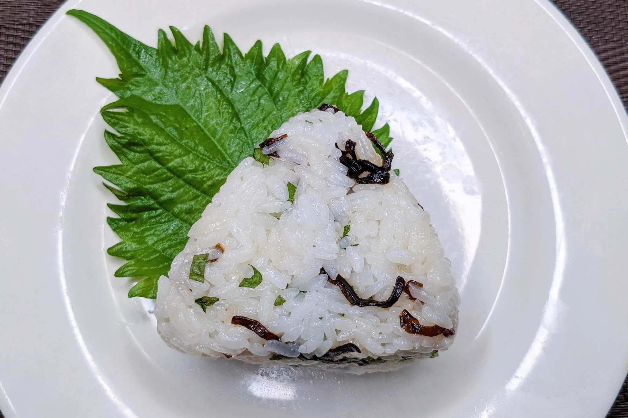 塩昆布と大葉がごはんと凄く合いそう！絶品おにぎりレシピ！