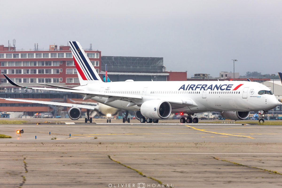 OlivierHoarau's tweet photo. 🇫🇷 #FHTYK, 10th #A350 to be delivered to @airfrance seen this morning, lining up for the customer acceptance flight ✈️☁️ @A318111 @pilotes_af @BadreJerome @CAlloing
#Airfrance #A350900 #Toulouse #Franceisintheair https://t.co/0posYYz59R