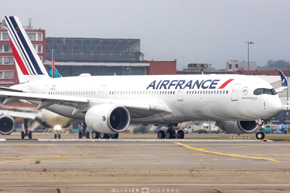 OlivierHoarau's tweet photo. 🇫🇷 #FHTYK, 10th #A350 to be delivered to @airfrance seen this morning, lining up for the customer acceptance flight ✈️☁️ @A318111 @pilotes_af @BadreJerome @CAlloing
#Airfrance #A350900 #Toulouse #Franceisintheair https://t.co/0posYYz59R