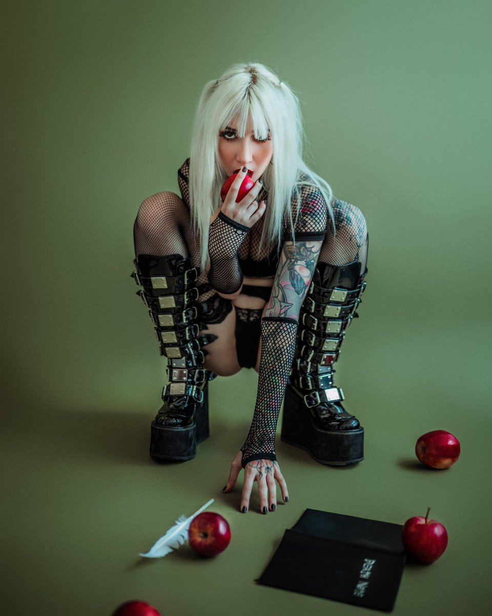 L did you know shinigami love apples? 🍎 
#misamane #cosplay #deathnote