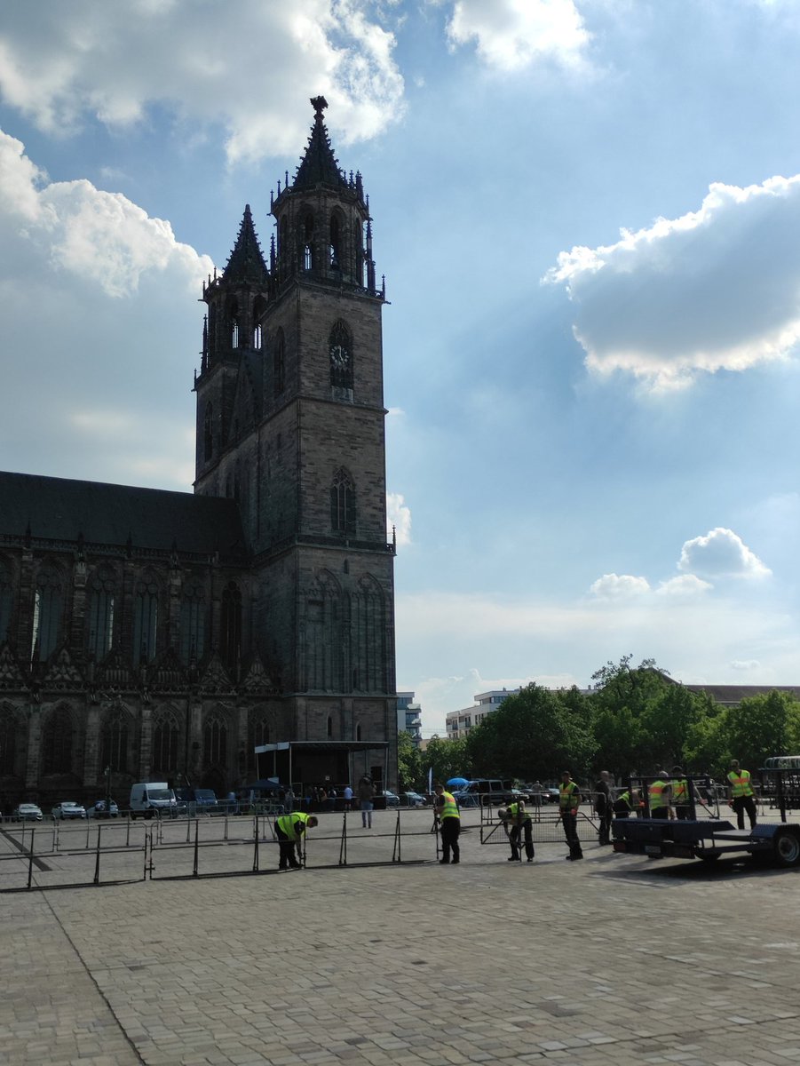 md_solidarisch's tweet photo. [1702] Der Domplatz wird nun auch zwischen Nord und Süd abgegittert. Wir sind im nordöstlichen Bereich. Kommt vorbei! #md0604 https://t.co/ZMg3ckqMzk