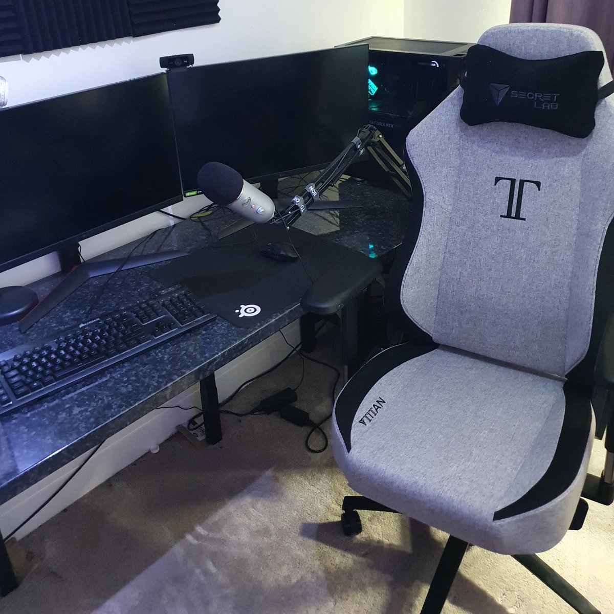 MarkyBuilds's tweet photo. New throne! Who dis? @secretlabchairs #secretlab #pcgaming #pcsetup #gamingsetup #twitchtvstreamer #comfy #bettergamer https://t.co/PN5h5mYhPx